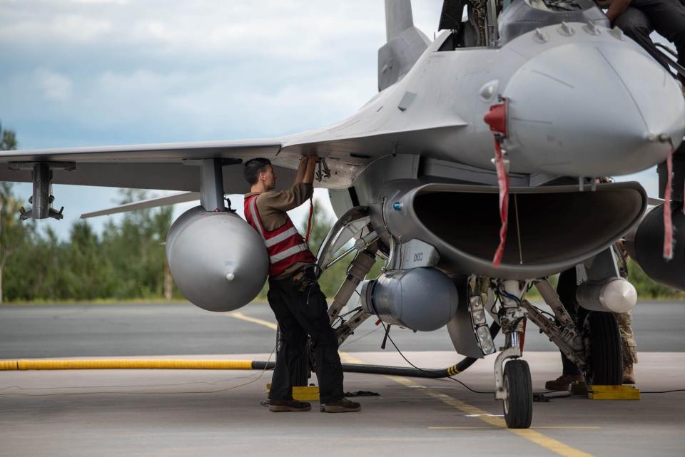 Air Force crew chief F-16 Finland