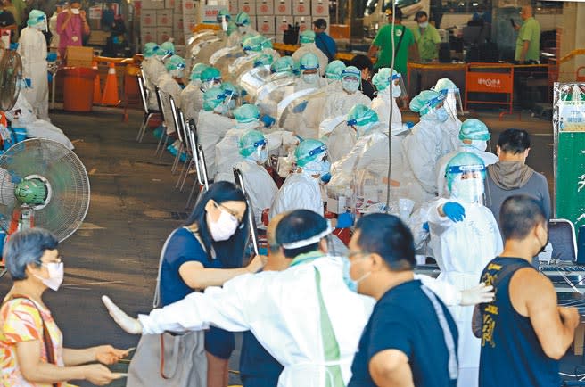 台北環南市場爆出41人確診，在中央緊急協調下，台北榮總3日進駐北農第一果菜批發市場，在拍賣場展開大規模篩檢。（張鎧乙攝）