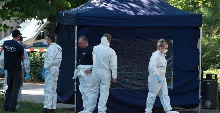 Expertos forenses recopilan pruebas en el lugar donde Zemlikhan Khangoshvili fue asesinado en Berlín el 23 de agosto de 2019.