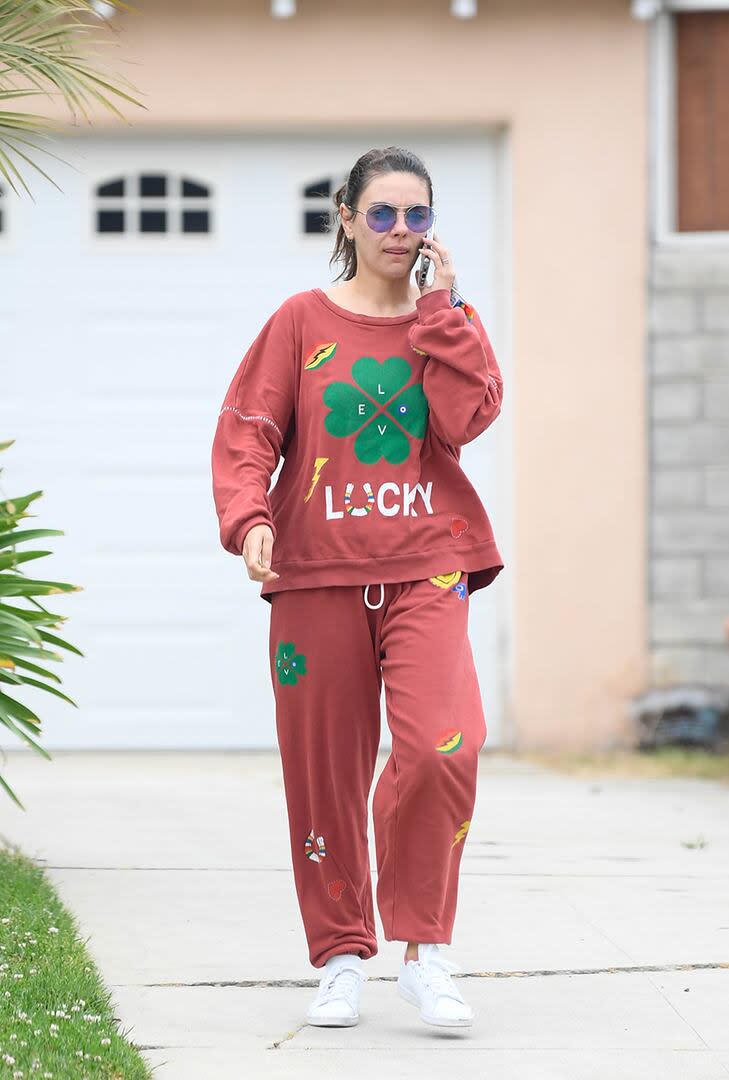 Elsewhere in Los Angeles, actress Mila Kunis was enjoying a relaxing afternoon at a friends house.  The actress, known for her role in the hit series That 70s Show, enjoyed a very informal and friendly atmosphere and appeared smiling and calm in the company of her loved ones.