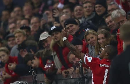 Football Soccer - Bayern Munich v Borussia Moenchengladbach - German Bundesliga - Allianz -Arena, Munich, Germany - 22/10/16 - Bayern Munich's Douglas Costa makes a selfie with a mobile phone of a fan following his goal against Borussia Moenchengladbach REUTERS/Michael Dalder