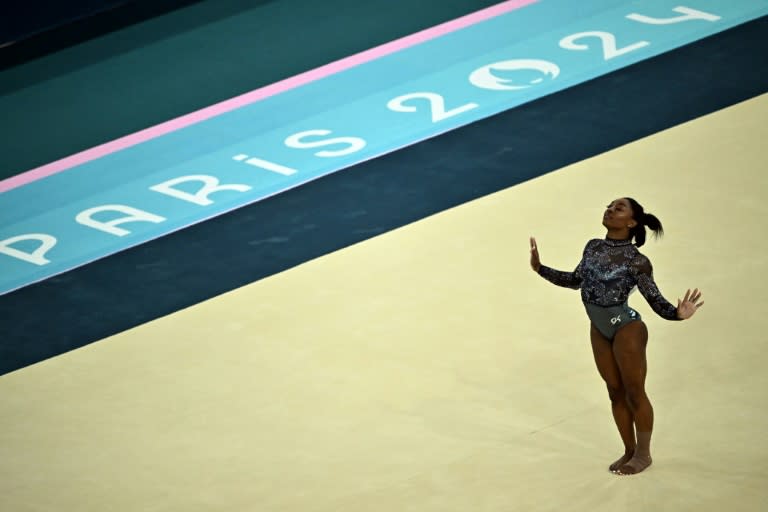 La estadounidense Simone Biles compite en la prueba de suelo de la clasificación femenina de gimnasia artística de los Juegos Olímpicos de París 2024, en el Bercy Arena de París el 28 de julio de 2024. (Lionel BONAVENTURE)