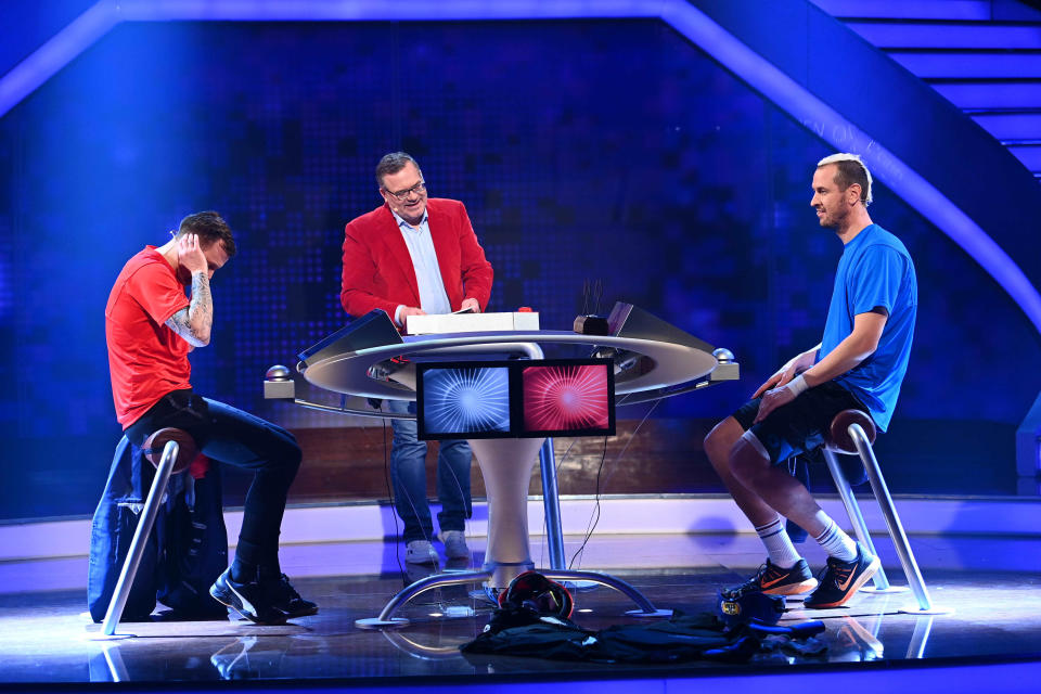 "Schlag den Star" mit den Kandidaten Pascal Hens (r.) und Kevin Großkreutz sowie Moderator Elton. (Bild: ddp/Pro7/Willi Weber)