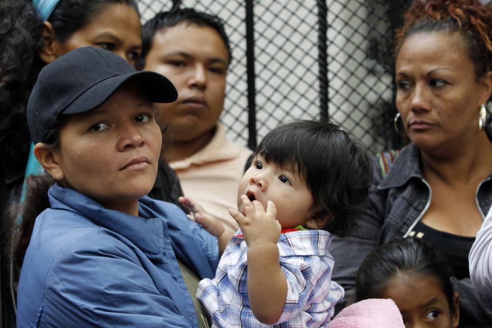 Ua inmigrante hondureña en México. Cientos de centroamericanos, adultos y niños, han salido de sus países, huyendo de la violencia y la pobreza, a través de México hasta la frontera con Estados Unidos, para pedir asilo. (Reuters)