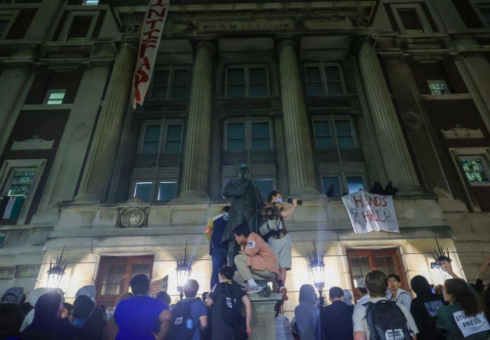 Decenas de manifestantes en las afueras del edificio ocupado.