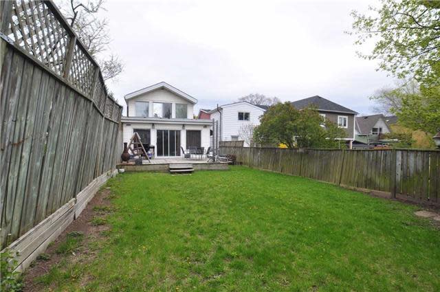 <p><span>124 Eastwood Ave., Toronto, Ont.</span><br> The large, fenced backyard has plenty of space for kids or pets to run around.<br> (Photo: Zoocasa) </p>