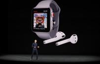 <p>Si quieres escuchar música, o hacer una llamada (gracias a las nuevas capacidades del Apple Watch para ser usado como un teléfono), esto es lo único que necesitas (<em>REUTERS</em> / Stephen Lam). </p>