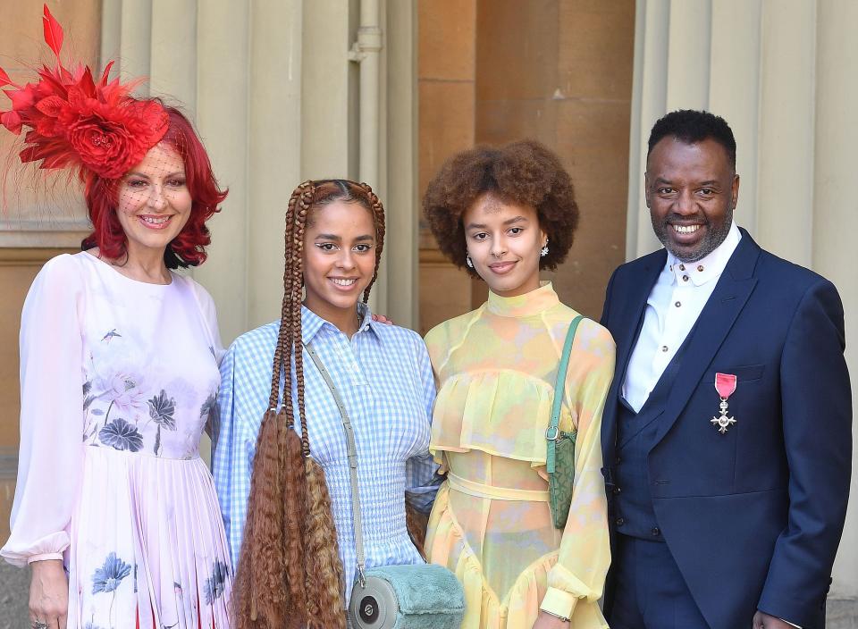 Talia Grant and sister Olive with their musician and TV presenter parents Carrie and David Grant. (Getty Images)