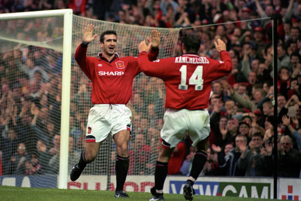 Manchester United's Eric Cantona (l) celebrates his goal with teammate Andrei Kanchelskis (r)