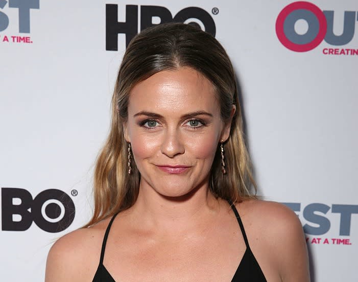 Alicia Silverstone looks so gorgeous in this makeup-free selfie