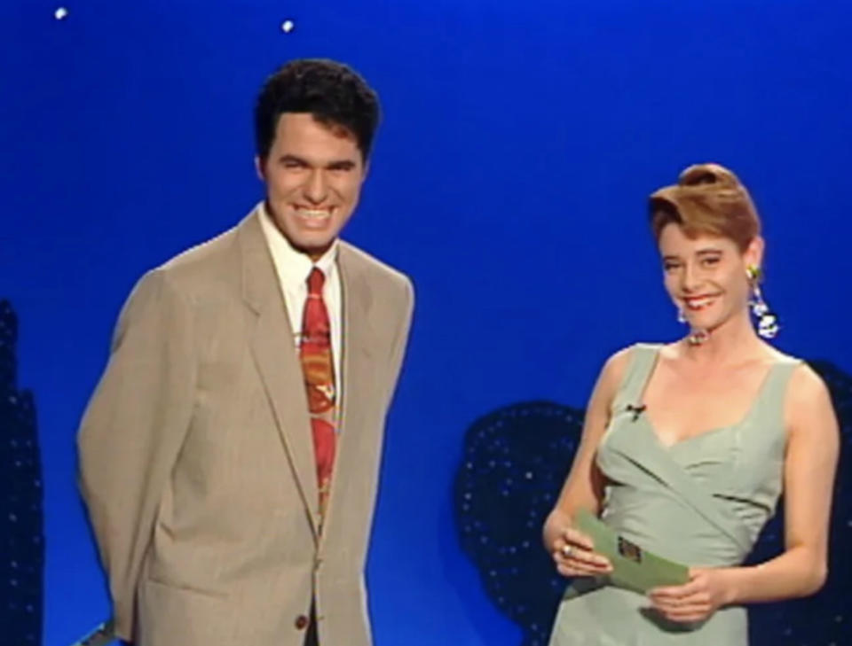 Antes de debutar como actriz presentó el icónico 'Telecupón' (1991) con Andoni Ferreño y luciendo un look muy diferente al de 'VIP noche' (1990-1992). (Foto: Mediaset)