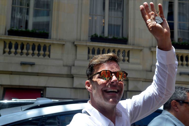 Ricky Martin saluda a sus fans en la puerta del hotel en el que se aloja en Buenos Aires. Crédito: GrosbyGroup