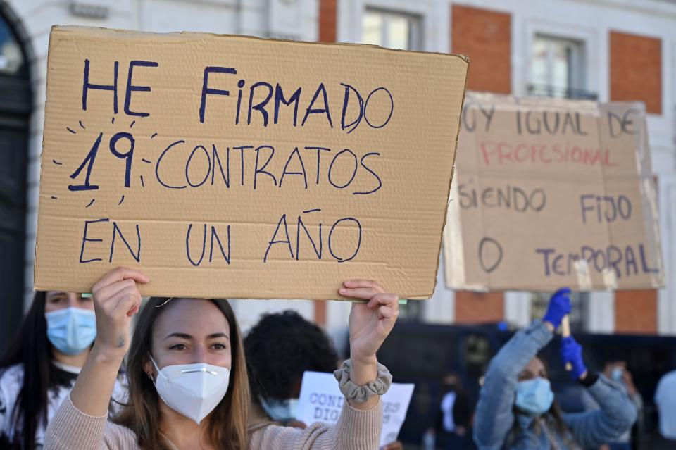 Las pancartas para la reflexión de enfermeros y enfermeras sobrepasados en Madrid