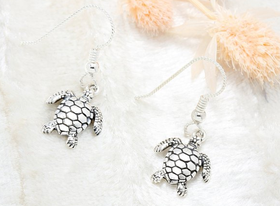 【Angel & Me】純銀海龜耳環，精緻可愛，售價1530元。（圖取自pinkoi）