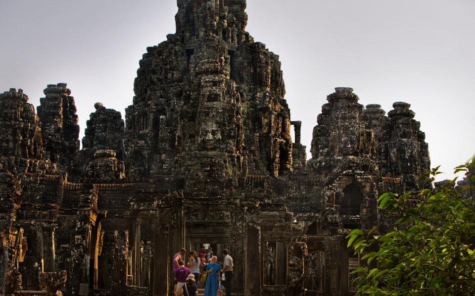 Οι τουρίστες εξερευνούν το συγκρότημα ναών Angkor Wat