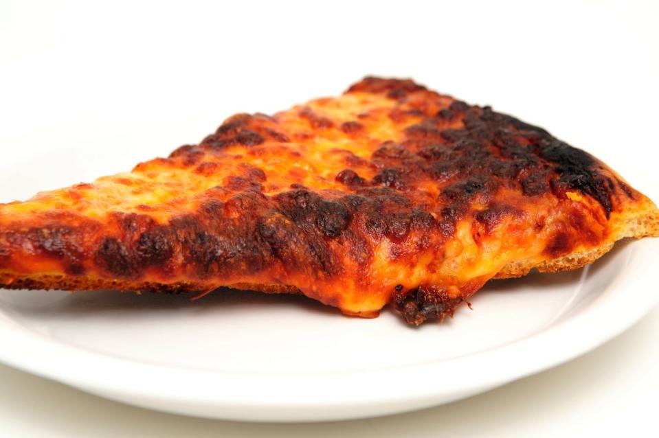 A customer believes a pizzeria intentionally burnt their slices after not leaving a tip. bendicks – stock.adobe.com
