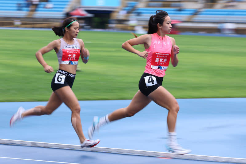 全中運田徑　廖紫涵高中女子組800公尺奪金 113年全國中等學校運動會25日進行最後一天賽事， 台中市新民高中廖紫涵（右）在高中女子組田徑800 公尺決賽拿下金牌。 中央社記者王騰毅攝  113年4月25日 