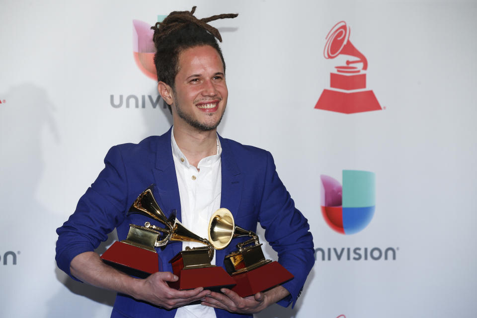 En esta foto del 16 de noviembre del 2017, Vicente García posa tras ganar tres Latin Grammy _ a mejor nuevo artista, mejor canción tropical por "Bachata en Kingston", y mejor álbum cantautor por "A la mar" _ en Las Vegas. El músico dominicano volverá a los Latin Grammy el 14 de noviembre del 2019 con dos nuevas nominaciones: grabación del año por "Ahí ahí", y mejor álbum contemporáneo/fusión tropical por "Candela". (Foto por Eric Jamison/Invision/AP, Archivo)