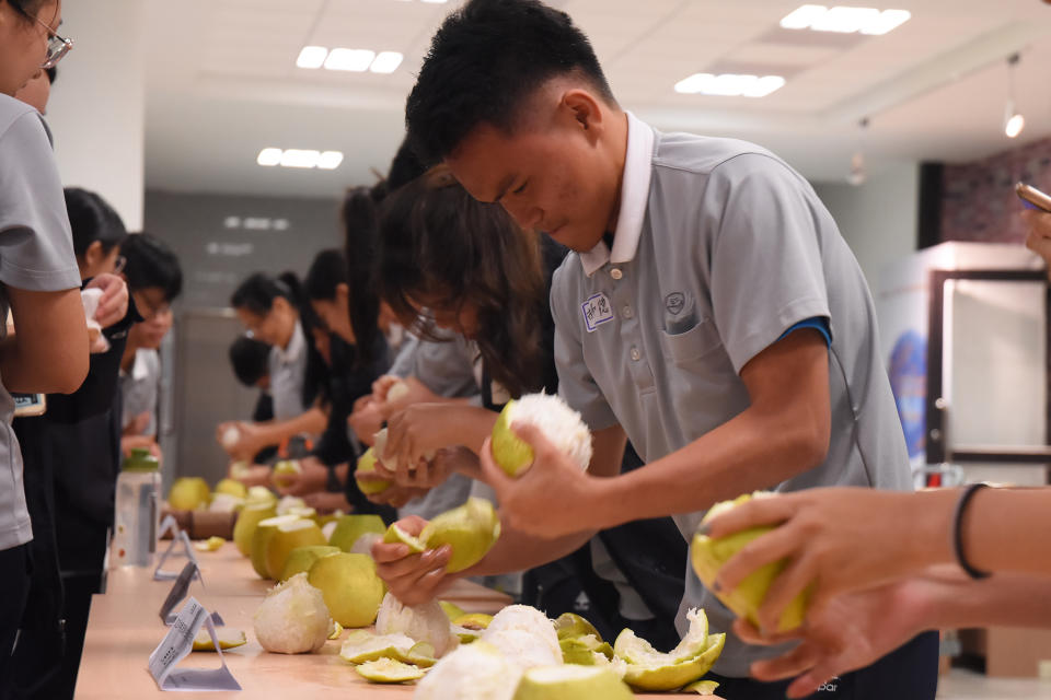 剝柚子競賽中，採六分鐘計時制，還有許多規則，考驗學生。