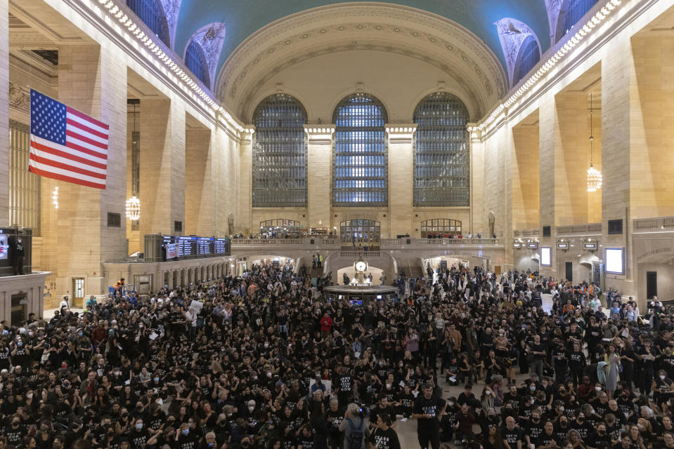 Manifestantes se congregan en la estación Grand Central Terminal durante una protesta para pedir un alto el fuego en la guerra entre Israel y Hamás, el 27 de octubre de 2023, en Nueva York. (AP Foto/Jeenah Moon)