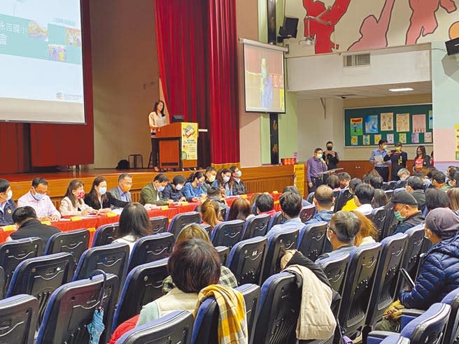 台北市永春和永吉國小預定明年9月合併，市府6日舉辦公聽會，許多校友和家長都相當關心新校名。（游念育攝）