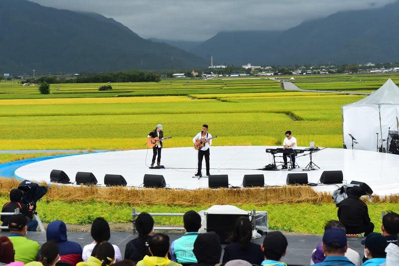 歌手桑布伊在「2020池上秋收稻穗藝術節」中，於金黃稻浪中獻唱。（台灣好基金會提供）