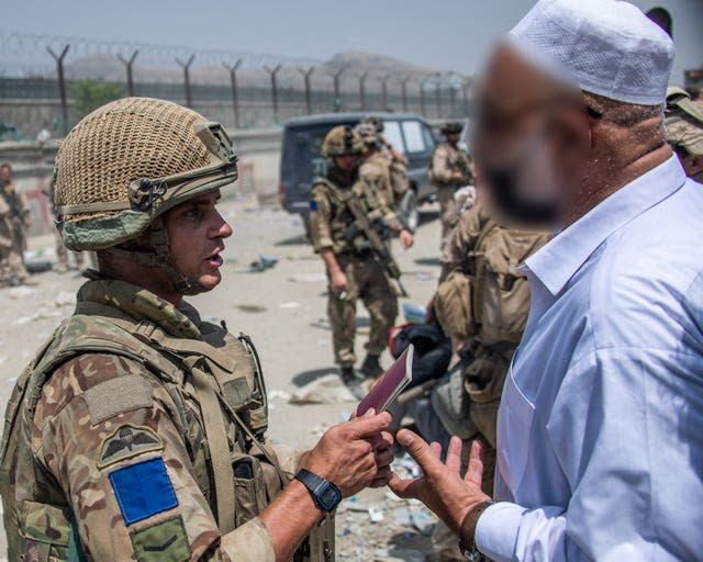 UK troops assist Afghans