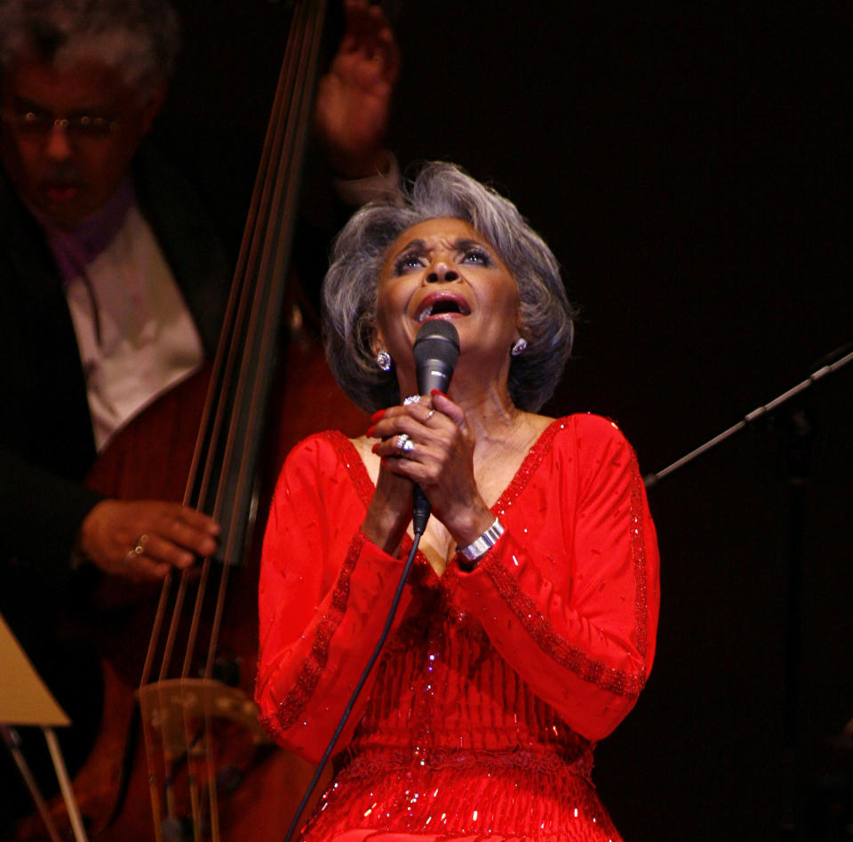 En esta imagen de archivo, tomada el 29 de junio de 2007, la cantante Nancy Wilson actúa en la fiesta de su 70 cumpleaños en el Carnegie Hall de Nueva York. (AP Photo/Rick Maiman, archivo)