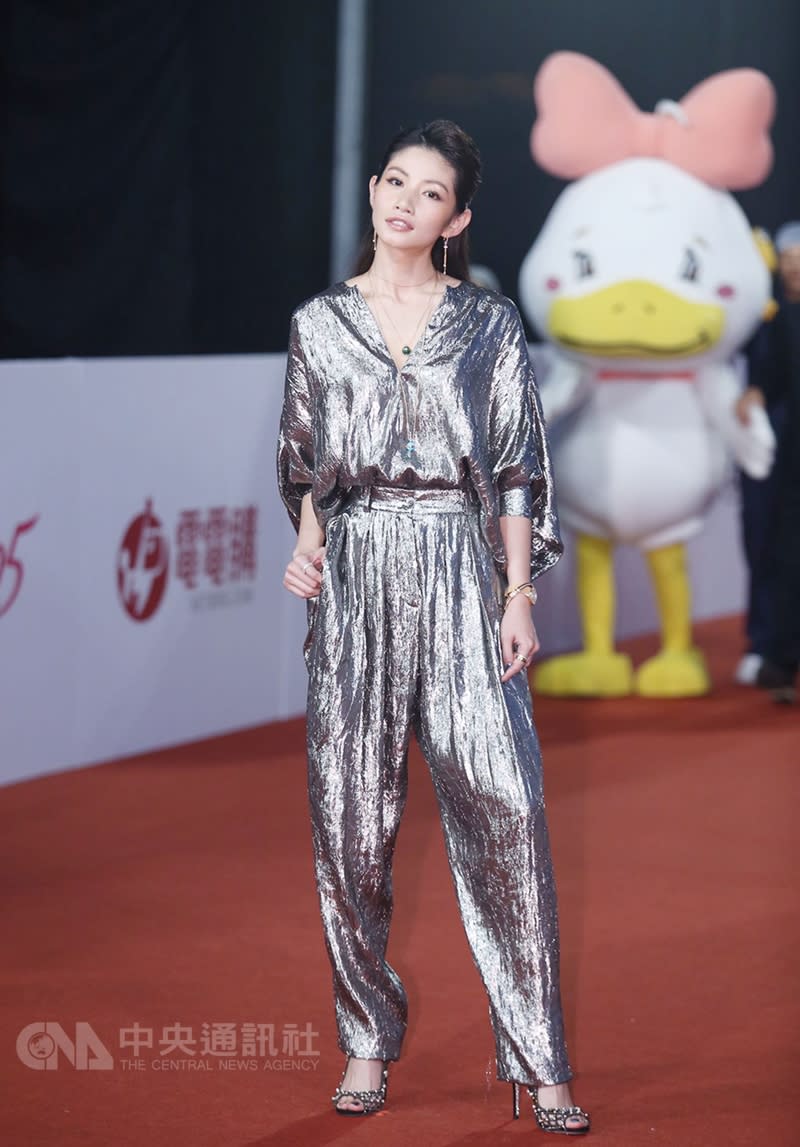 藝人李千娜（圖）以一身閃亮銀色褲裝亮相成焦點。