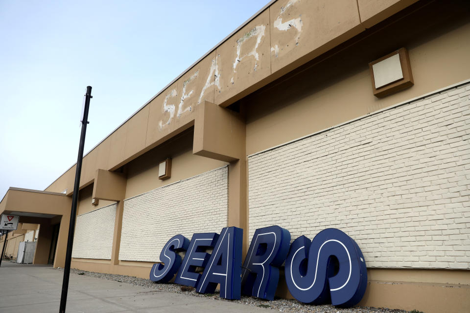 En demonterad skylt sitter lutad utanför ett Sears-varuhus en dag efter det att det stängt som en del av flera butiksstängningar av Sears Holdings Corp i USA i Nanuet, New York, USA, 7 januari 2019. REUTERS/Mike Segar TPX BILDER AV THE DAG