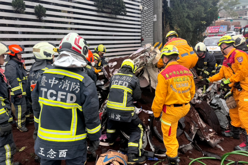 <cite>廖女開車載兒子補習遇劫，消防員破壞車體搶救。（圖／翻攝自記者爆料網）</cite>