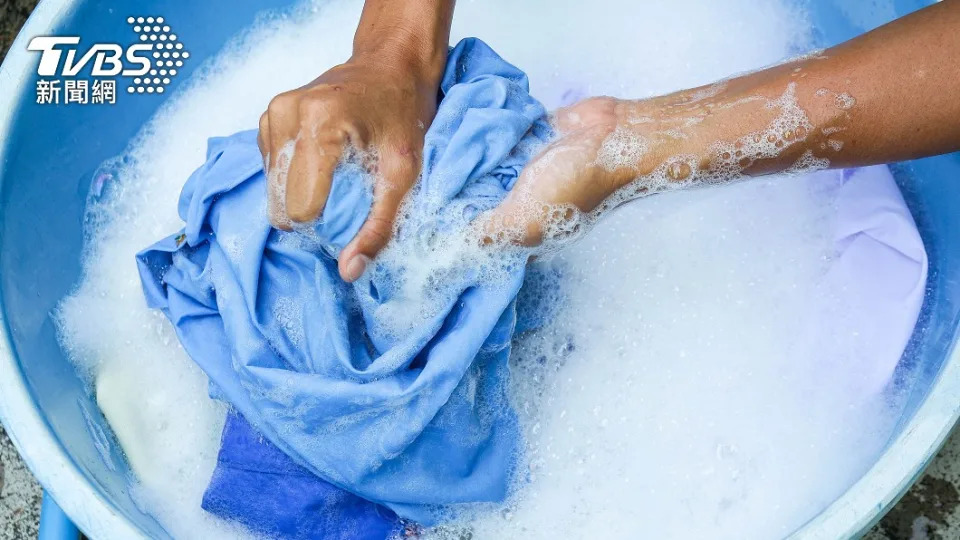 網友透露，不少老人家仍堅持手洗衣服。（示意圖／shutterstock達志影像）