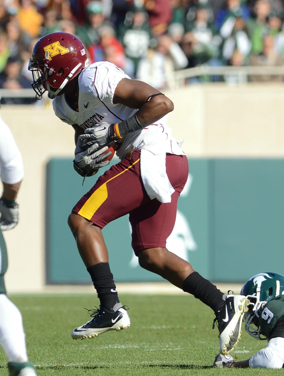 EAST LANSING, MI - NOVEMBER 05: Da'Jon McKnight #6 of the Minnesota Golden Gophers catches a pass from MarQueis Gray #5 and runs it in for a touchdown in the first quarter of the game against the Michigan State Spartans at Spartan Stadium on November 5, 2011 in East Lansing, Michigan. (Photo by Mark A. Cunningham/Getty Images)