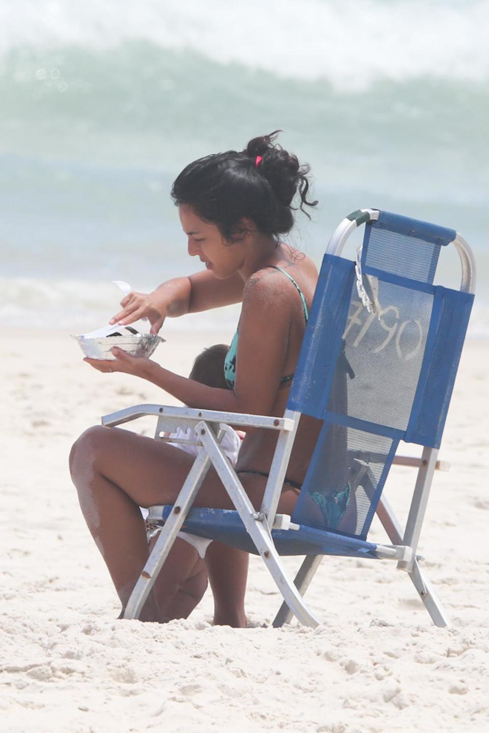 <p>Yanna Lavigne comeu uma marmita ao levar as filhas na praia no Rio de Janeiro (Foto: Dilson Silva/AgNews)</p> 