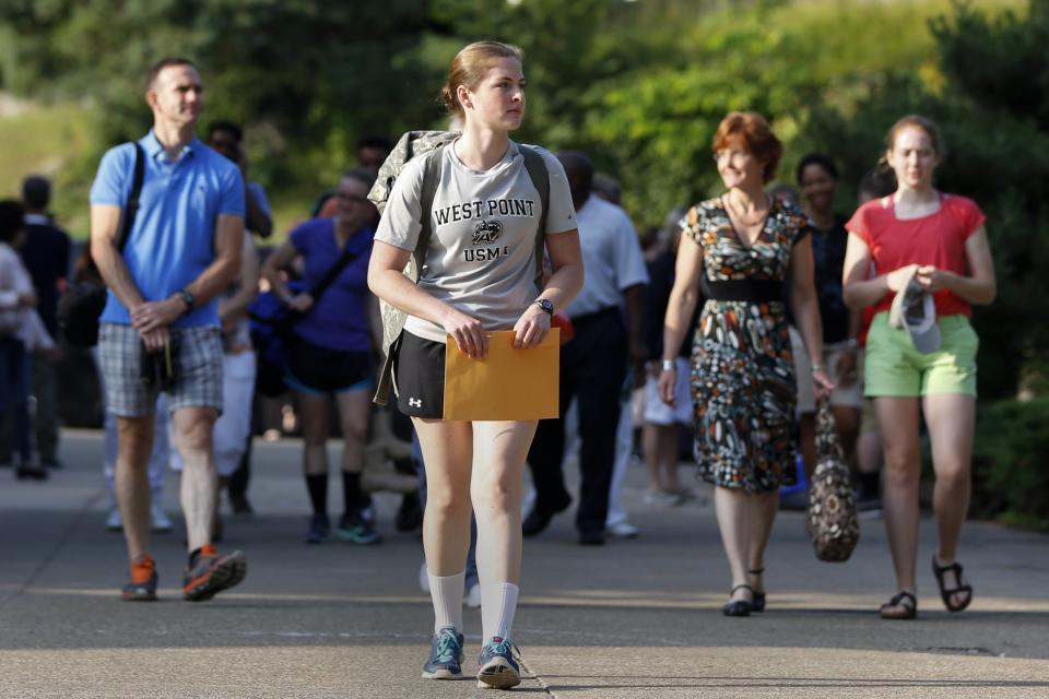 Alumnos llegando a la escuela de West Point, donde se les formará para ser oficiales del Ejército estadounidense.<br><br>Crédito: REUTERS/Shannon Stapleton