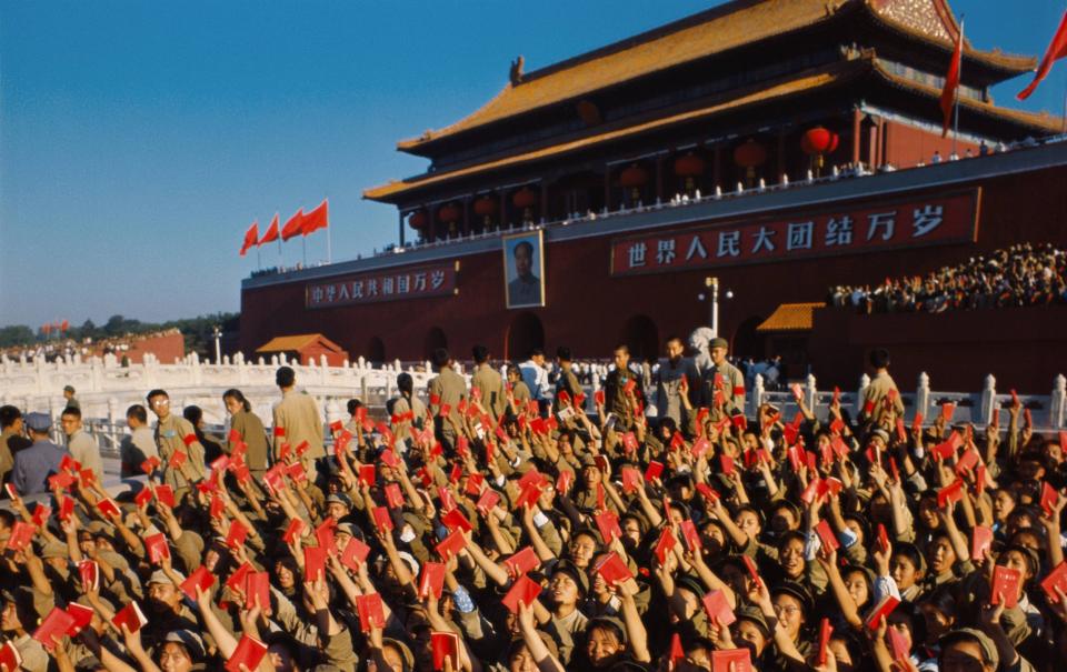 Red Guard hold copies of Little Red Book, 1966 - ChinaFotoPress