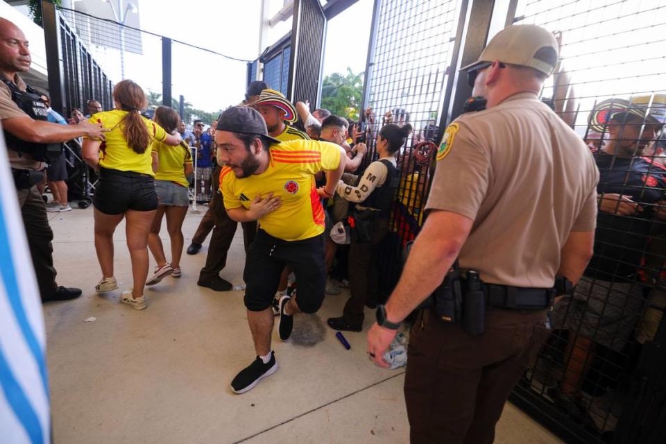 14 de julio de 2024; Miami, FL, EE.UU.; Aficionados se abalanzan hacia las puertas antes del partido final de la Copa América entre Argentina y Colombia en el Hard Rock Stadium. Crédito obligatorio: Nathan Ray Seebeck-USA TODAY Sports