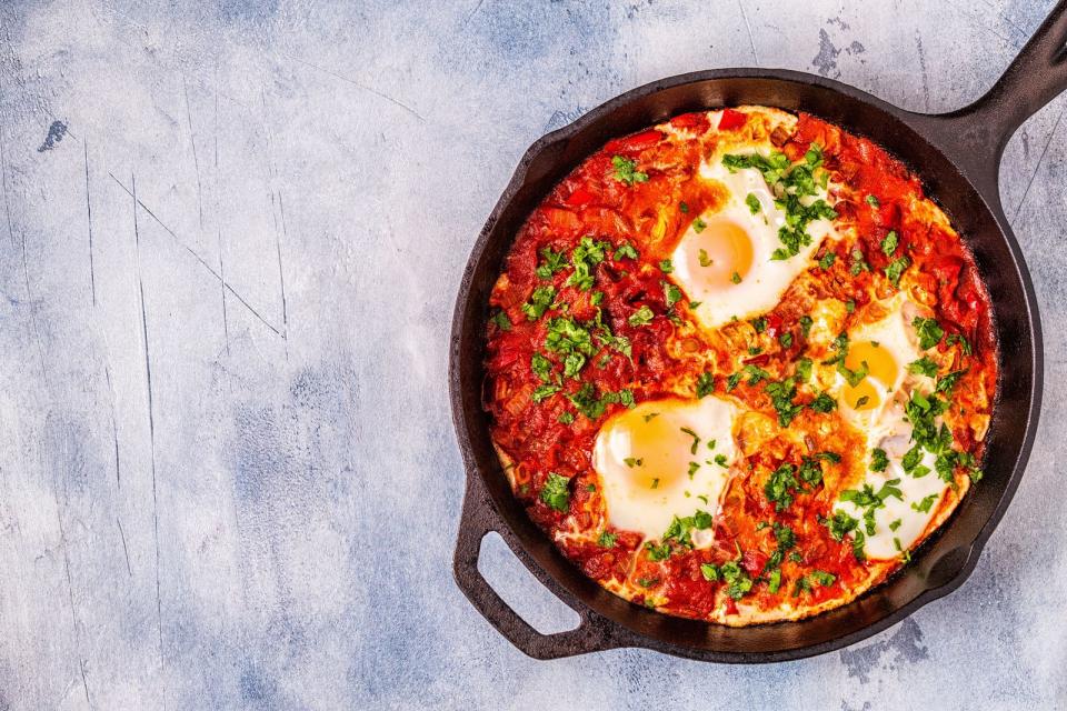 <p>Eingelegte Tomaten dürfen nie fehlen. Denn als Grundlage lassen sich daraus herrliche Gerichte zaubern, wie zum Beispiel Shakshuka - eine köstliche und schnell zubereitete Spezialität aus der nordafrikanischen und israelischen Küche. Dafür werden klein geschnittene Kartoffeln und Kürbis mit Harissa scharf angebraten, Tomaten aus der Dose hinzugefügt und Eier in die Sauce geschlagen. (Bild: iStock/tbralnina)</p> 