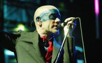 <p>"Losing My Religion" von R.E.M. - ein Lied gegen Religion und die Kirche, ganz klar! Bei dem eingängigen Refrain kommt man schnell zu diesem Urteil. Bei der Titelzeile handelt es sich jedoch lediglich um eine englische Redewendung, die so viel bedeutet wie "Ich verliere die Beherrschung". Sänger Michael Stipe erzählt in dem inzwischen 30 Jahre alten Klassiker von einer obsessiven Liebe. (Bild: 2005 Getty Images/Paul Kane)</p> 