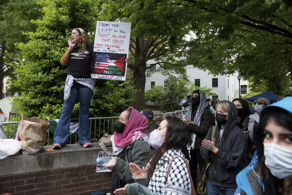 Estudiantes protestan contra la guerra entre Israel y Hamás en la Universidad George Washington de Washington, el sábado 27 de abril de 2024. Han surgido protestas y campamentos en los campus universitarios de todo el país para protestar contra la guerra. (AP Photo/Cliff Owen)