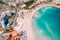 <p>En Ayia Napa encontramos también esta otra playa de arena fina y 300 metros de largo. Se trata de una de las más animadas de Chipre porque cuenta con numerosos bares y discotecas y se pueden practicar deportes acuáticos. Por ello, la suelen visitar los más jóvenes. (Foto: Getty Images).</p> 