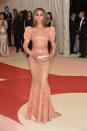 <p>Bei der diesjährigen Met-Gala stahl Beyoncé mit ihrem Traum aus Latex und Perlen allen anderen die Show. Queen Bee trug ein hautenges, sexy Kleid von Givenchy – wie auch bereits im Jahr davor. (Bild: GettyImages)</p>