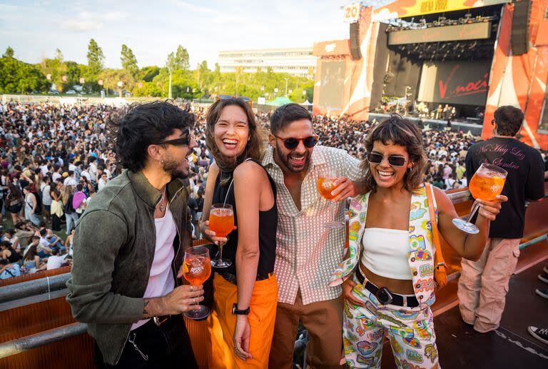 Agus Franzoni, Manu Viale, Grego Rosello y Franchu Bavio dijeron presente en la tercera edición del Festival Buena Vibra que tuvo lugar en el Campo de Deportes de Ciudad Universitaria 