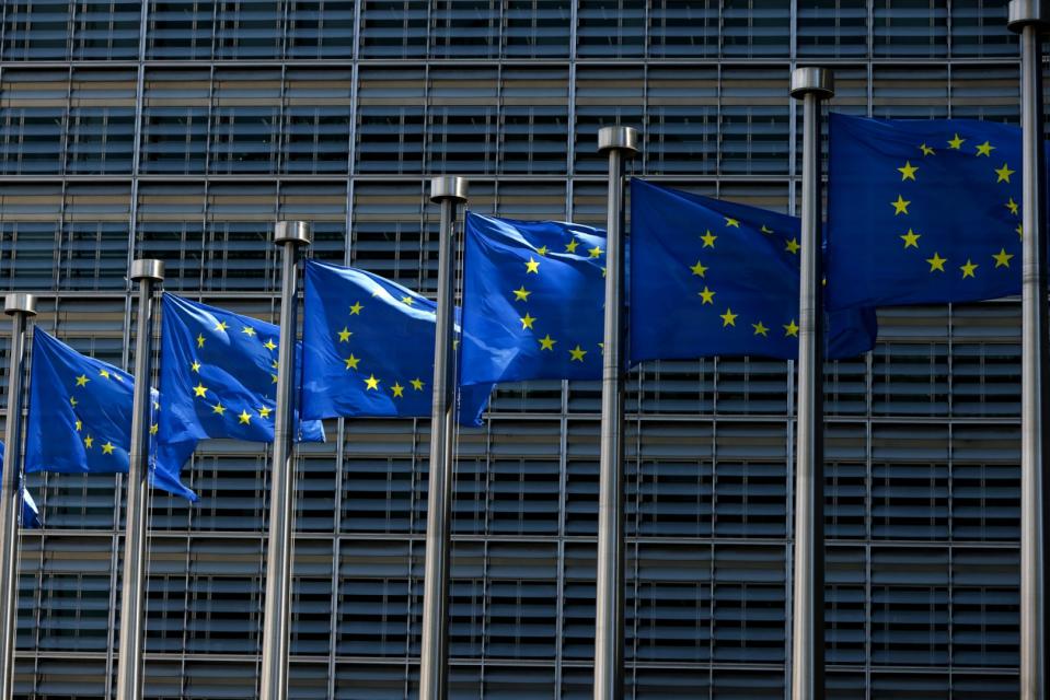<span>Drapeaux européens devant la Commission européenne à Bruxelles le 16 juin 2022</span><div><span>KENZO TRIBOUILLARD</span><span>AFP</span></div>
