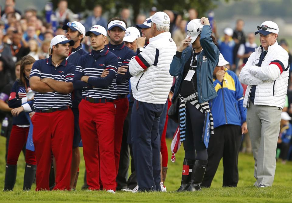 U.S. Ryder Cup captain Tom Watson (R) and players watch the singles match on the 14th green between Team U.S. player Keegan Bradley and Team Europe player Jamie Donaldson during the 40th Ryder Cup at Gleneagles September 28, 2014. REUTERS/Phil Noble (BRITAIN - Tags: SPORT GOLF)