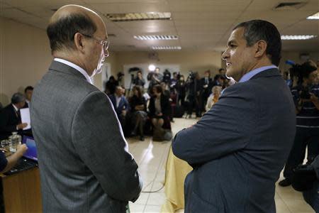 Chilean Judge Mario Carroza and the Director of Chile's Forensic Service Patricio Bustos (L) talk before a news conference in Santiago November 8, 2013. REUTERS/Ivan Alvarado