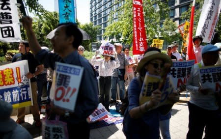 Protesters shout slogans as they protest against an anti-conspiracy bill outside parlliament building in Tokyo, Japan May 23, 2017. REUTERS/Issei Kato