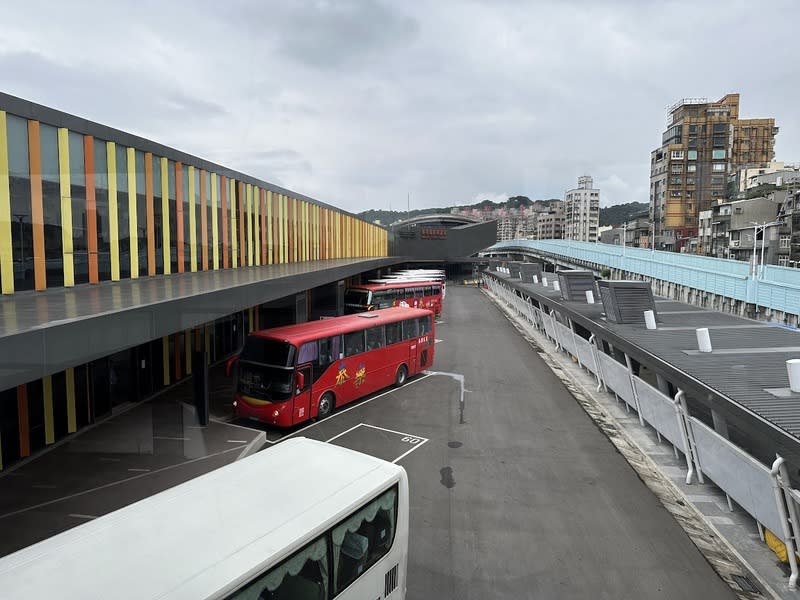 基隆城際轉運站通過測試  7月啟用 基隆市政府26日表示，基隆城際轉運站經壓力測試， 行車動線及進出站秩序良好，7月可如期啟用國道客 運及市區公車候車空間，屆時將有國道、市區共50條 路線在此轉乘。 （基隆市政府提供） 中央社記者沈如峰基隆傳真  113年4月26日 