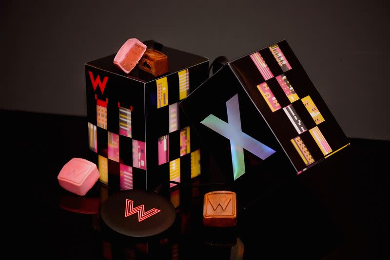 台北W飯店推出十週年限定「X MOONCAKE」月餅禮盒。（圖／業者提供）