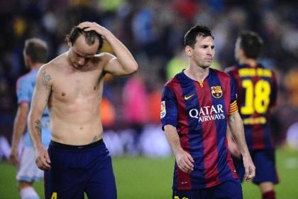 Lionel Messi e Ivan Rakitic salen del terreno después del sorpresivo revés. (AP Photo/Manu Fernandez)